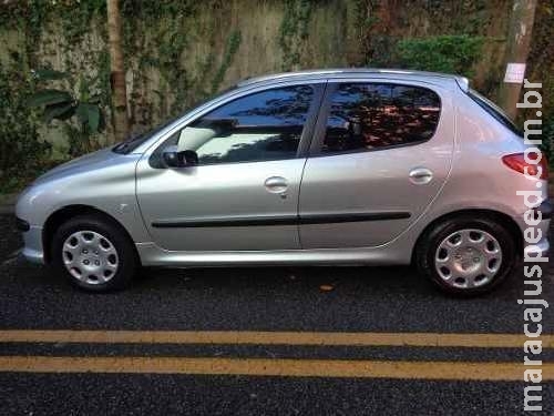 Jovem é ferido a tiros ao fugir de homens armados em Peugeot prata