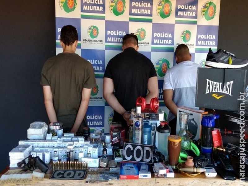 Jovens são presos com arma, dinheiro falso e anabolizantes escondidos dentro de pneu Jovens são presos com arma, dinheiro falso e anabolizantes escondidos dentro de pneu