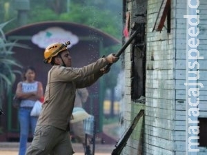‘Me amarraram e atearam fogo’, conta moradora de quiosque incendiado