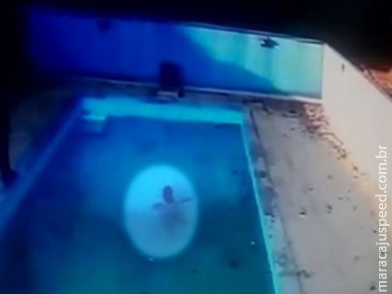 Menino de 3 anos morre afogado ao brincar na piscina com outras duas crianças
