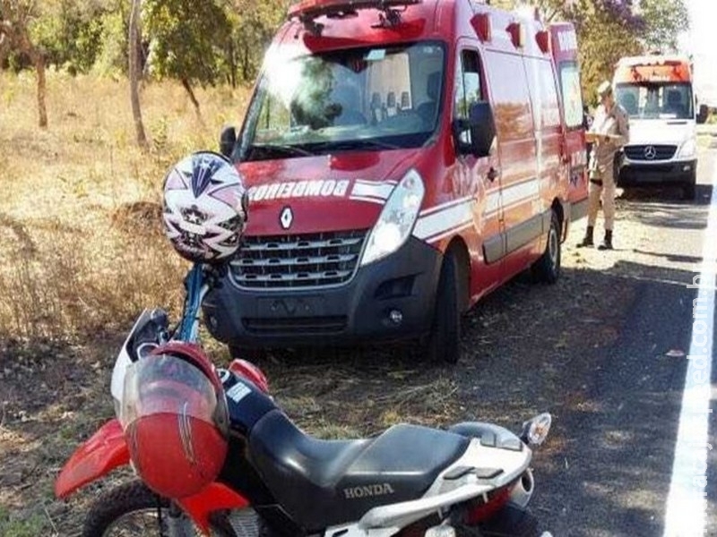 Motociclista e garupa ficam feridos após bater contra veado