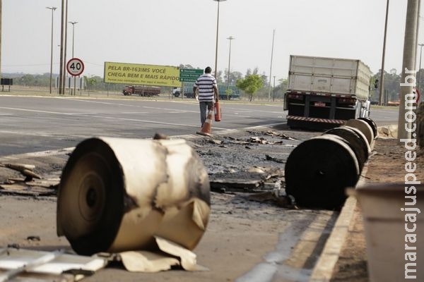 Motorista aceita frete extra, mas carga de papel pega fogo na BR-163