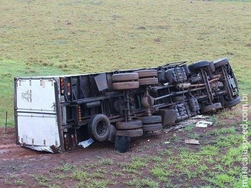 Motorista fica ferido após carreta tombar em ribanceira na MS-276