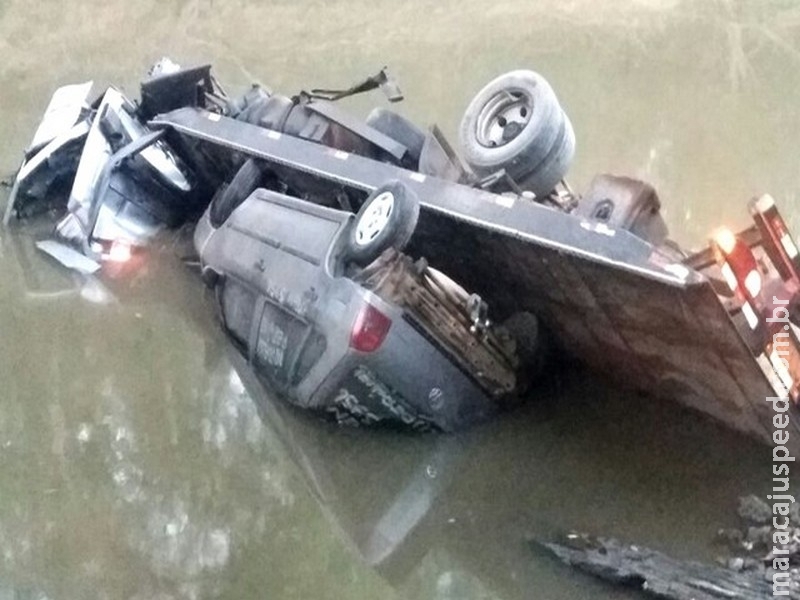 Motorista morre após caminhão guincho cair em rio