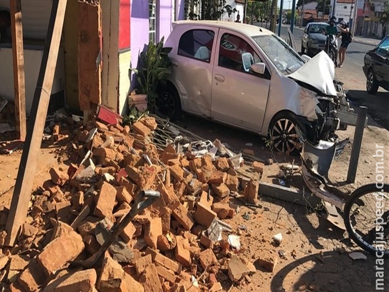 Motorista perde controle, invade bar e quase atinge garçom