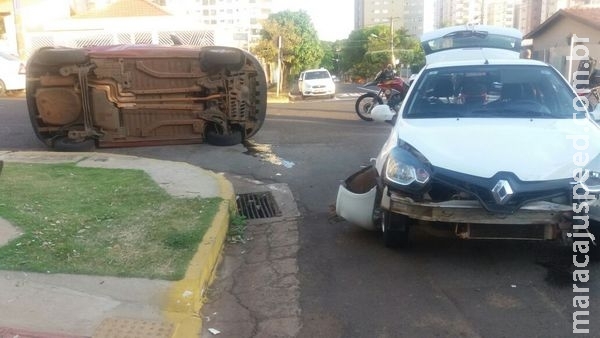 Motorista se distrai, bate e tomba carro com crianças no São Francisco Motorista se distrai, bate e tomba carro com crianças no São Francisco