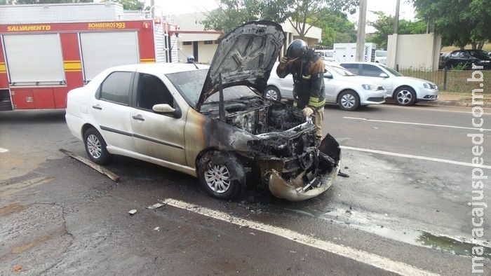 Motorista tem carro destruído por incêndio em frente à Santa Casa