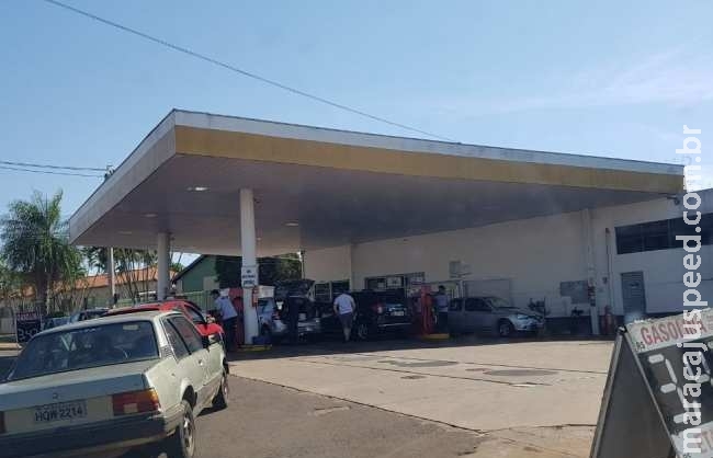 Motoristas fazem fila e levam galões para aproveitar gasolina a R$ 3,47