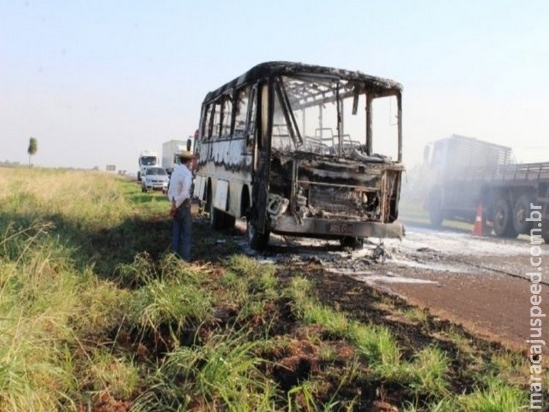 Ônibus pega fogo na rodovia MS-134 e fica completamente destruído Ônibus pega fogo na rodovia MS-134 e fica completamente destruído