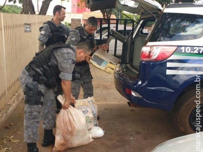 PM prende 2 homens com 31 quilos de cocaína enterrados no quintal