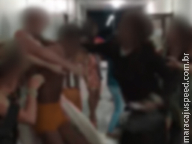 Policial tenta separar briga entre travestis e homens e acaba agredido