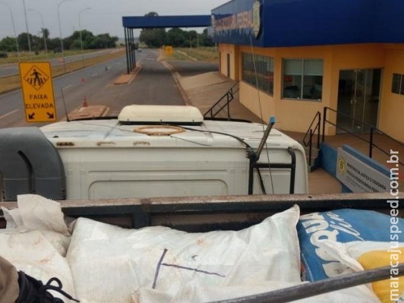 PRF aprende carreta com 2 toneladas de agrotóxico contrabandeado