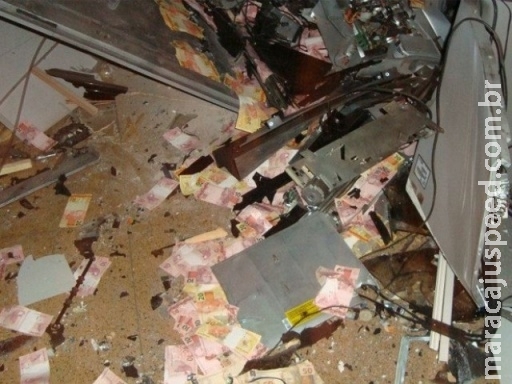 Quadrilha fortemente armada explode caixa eletrônico na madrugada