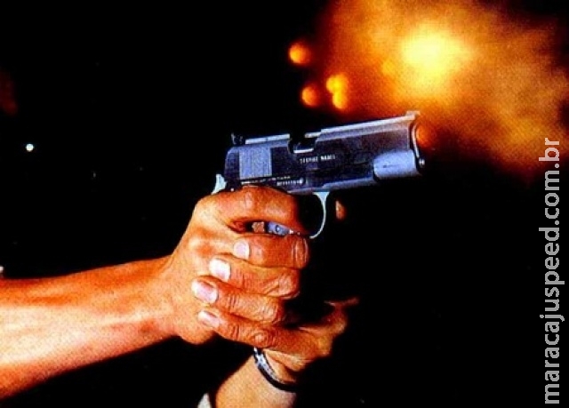 Rapaz invade bar para pedir socorro após ser ferido a tiros na Capital