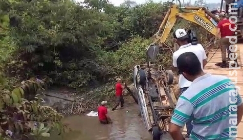 Sargento aposentado morre afogado após camionete cair de ponte