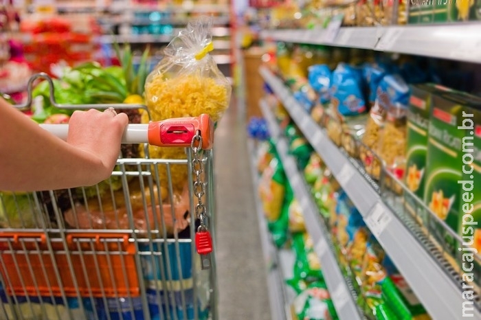 Trio tenta sair sem pagar conta em supermercado e vigilante atira contra um