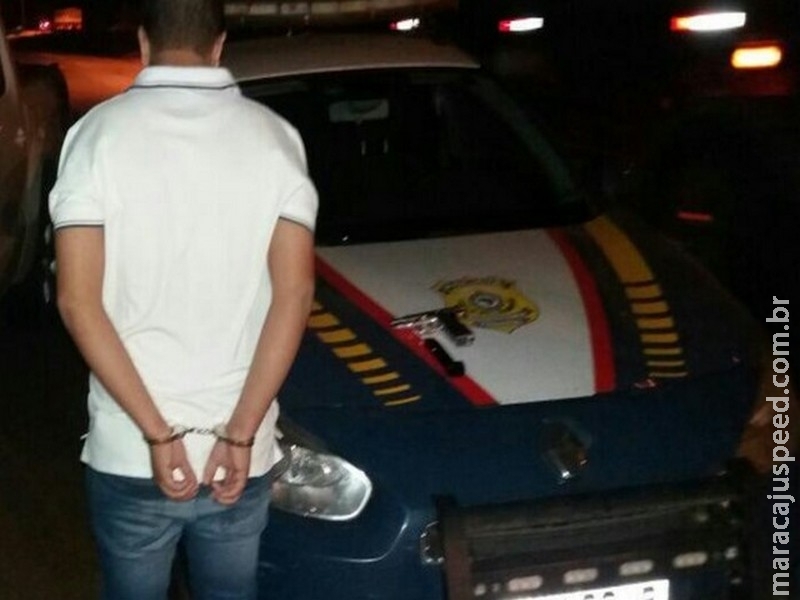 Universitário é preso dirigindo bêbado e com arma irregular dentro de caminhonete na BR-060