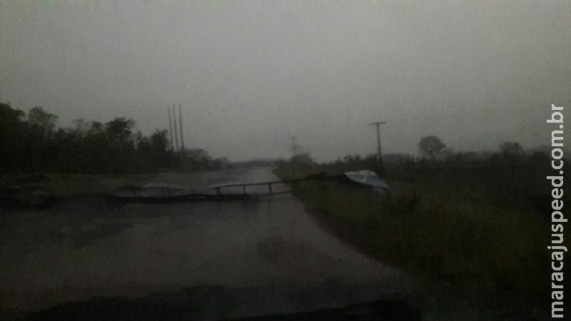 VÍDEO: chuva chega forte e causa estragos em cidade do interior de MS