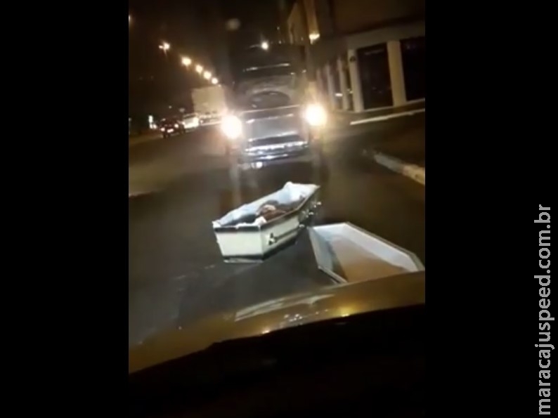 VÍDEO: condutor flagra caixão após queda de carro funerário em avenida VÍDEO: condutor flagra caixão após queda de carro funerário em avenida