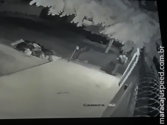 VÍDEO: refletor é furtado de residência em dia de coleta de lixo