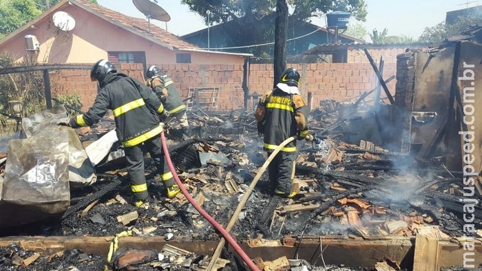 VÍDEO: vizinhos resgatam idosa de 81 anos presa em casa que pegou fogo 