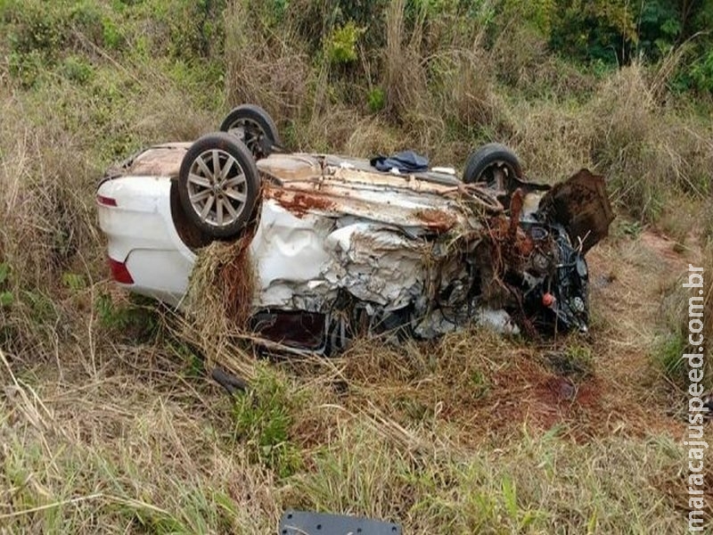 Acidente entre carro e carreta mata uma pessoa e deixa três homens feridos