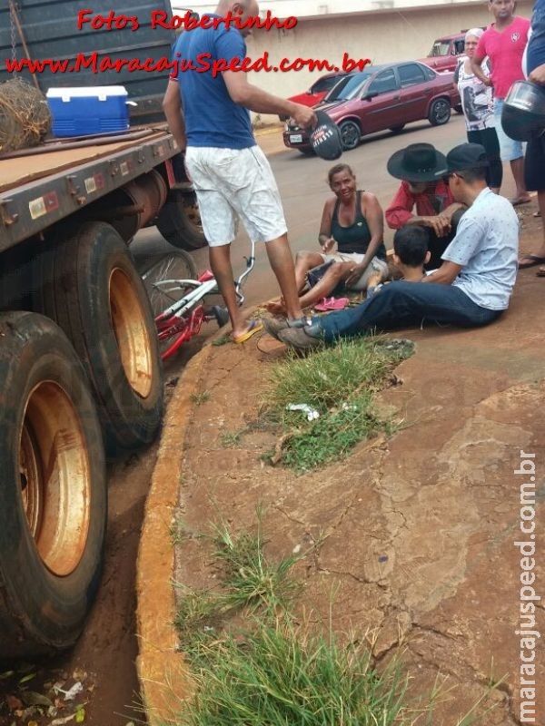 Avó e neto em bicicleta são imprensados por caminhão em Maracaju