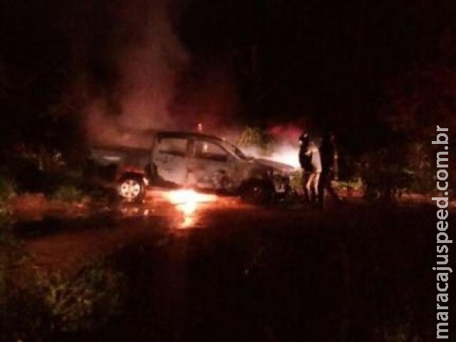 Bandidos fazem duas reféns, roubam veículo, abandonam e ateiam fogo Bandidos fazem duas reféns, roubam veículo, abandonam e ateiam fogo