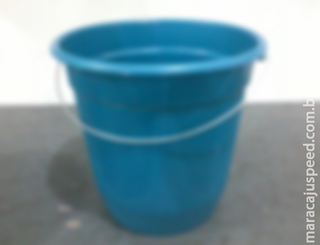 Bebê morre afogada em balde de água