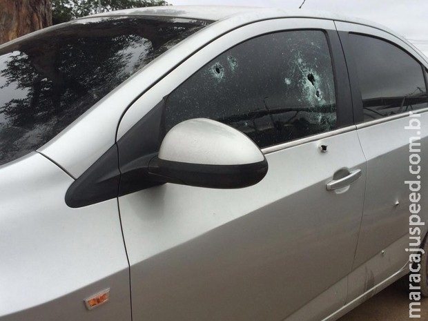 Briga de trânsito termina em perseguição e carro alvejado por tiros Briga de trânsito termina em perseguição e carro alvejado por tiros