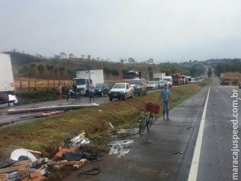 Caminhão tomba e deixa BR-060 parcialmente interditada