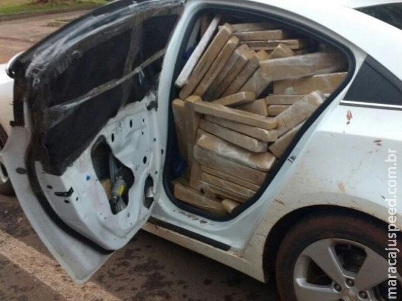 Carro bate durante fuga e 1,2 tonelada de maconha é interceptada