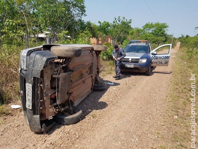 Carro com ladrões capota durante fuga e um deles é baleado