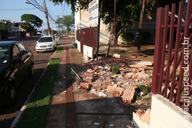 Carro invade calçada e derruba muro de centro espírita na Bandeirantes Carro invade calçada e derruba muro de centro espírita na Bandeirantes