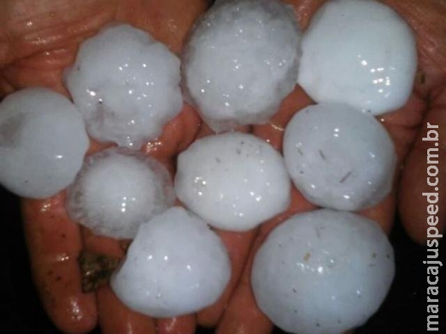 Chuva com granizo do tamanho de bola de pingue-pongue atinge a fronteira Chuva com granizo do tamanho de bola de pingue-pongue atinge a fronteira