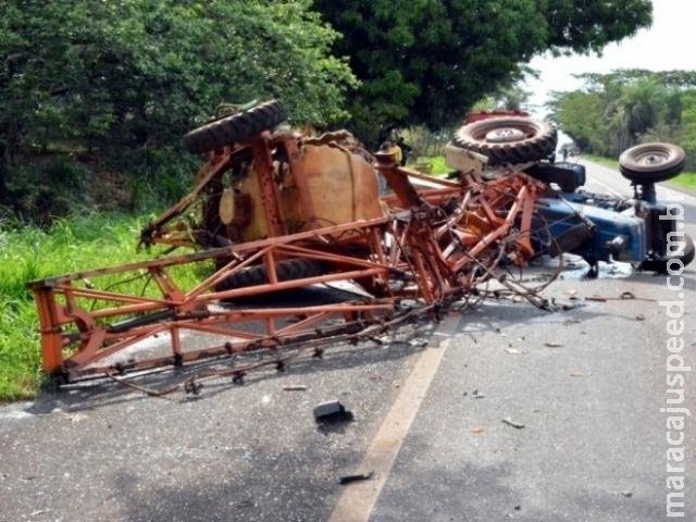 Colisão entre trator e ônibus deixa homem ferido em rodovia estadual