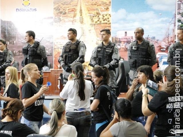 Com PM no plenário e coro de covardes, vereadores mudam lei da educação Com PM no plenário e coro de covardes, vereadores mudam lei da educação