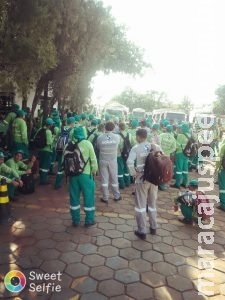 Com salário e férias atrasadas, funcionários da Solurb param coleta de lixo em Campo Grande Com salário e férias atrasadas, funcionários da Solurb param coleta de lixo em Campo Grande