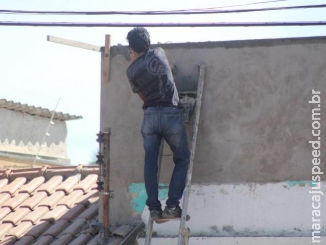 Com três meses de saldos negativos, criação de empregos cai pela metade Com três meses de saldos negativos, criação de empregos cai pela metade