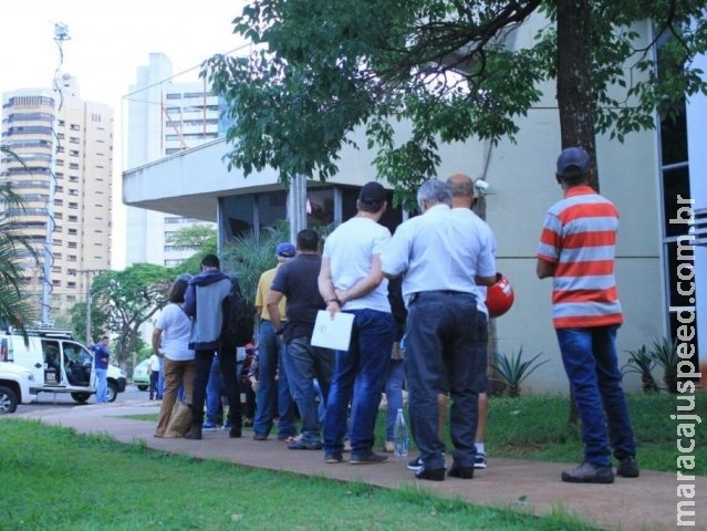 Contribuintes formam fila em frente a central de negociação de dívidas Contribuintes formam fila em frente a central de negociação de dívidas