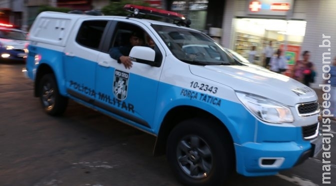 Denúncia leva PM a prender suspeito de fornecer drogas a vários bairros Denúncia leva PM a prender suspeito de fornecer drogas a vários bairros