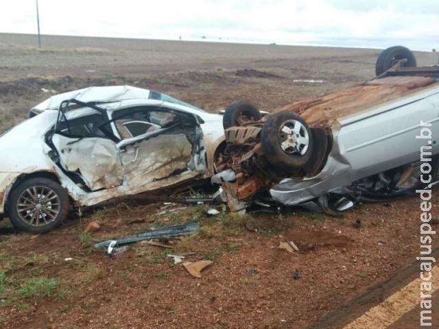 Duas pessoas morrem após colisão entre dois carros na rodovia MS-386 Duas pessoas morrem após colisão entre dois carros na rodovia MS-386