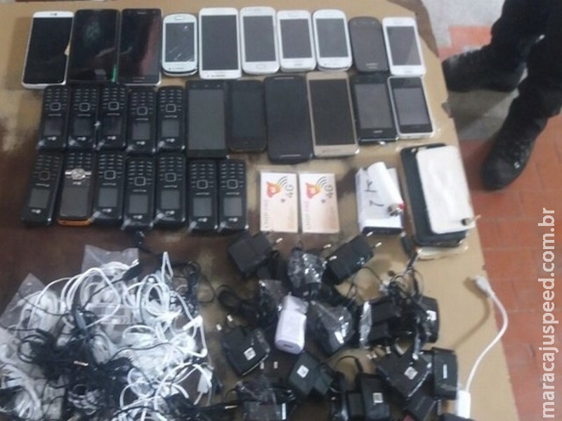 Dupla é detida ao tentar arremessar 27 celulares em presídio