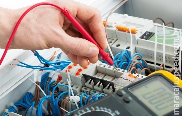 Eletricista morre eletrocutado após encostar em fio de alta tensão Eletricista morre eletrocutado após encostar em fio de alta tensão