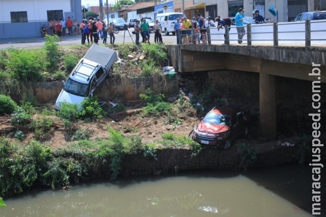 Fiat Toro e S10 caem em barranco de rio após batida na Ernesto Geisel