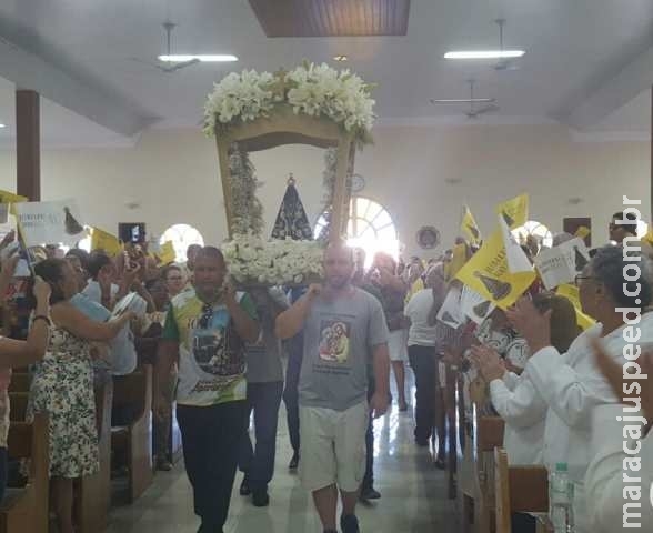 Fiéis lotam ruas de Campo Grande com carreata pela Padroeira do Brasil