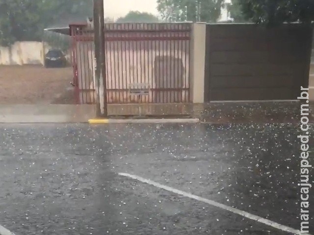 Forte chuva acompanhada de granizo deixa rastro de estragos Forte chuva acompanhada de granizo deixa rastro de estragos