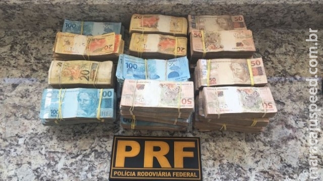 Gêmeas e jovem são flagrados com R$ 295 mil em fundo falso de carro Gêmeas e jovem são flagrados com R$ 295 mil em fundo falso de carro