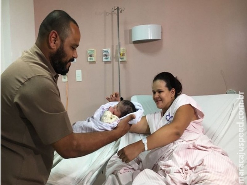 Gestante dá à luz dentro de Uber em frente a maternidade 