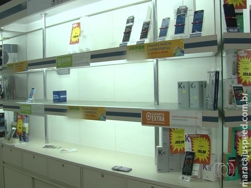 Grupo rende clientes e funcionários e rouba cerca de 100 celulares de loja